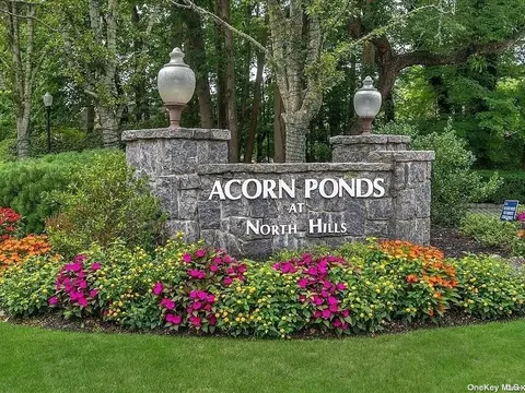 42 Acorn Ponds Dr #42, Roslyn, NY 11576