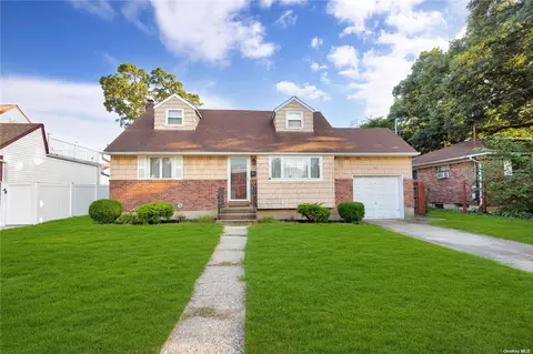 26 Mckinley Ave, Farmingdale, NY 11735