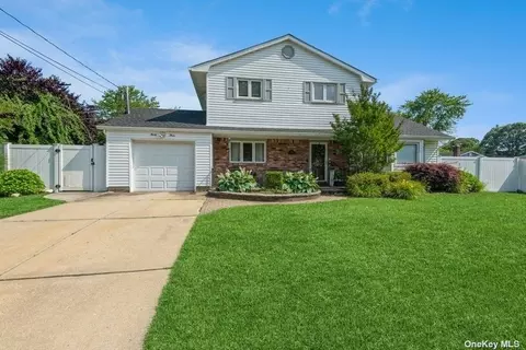 33 Hollings Dr, Deer Park, NY 11729