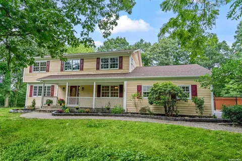 7 Hillock Ct, Huntington, NY 11743