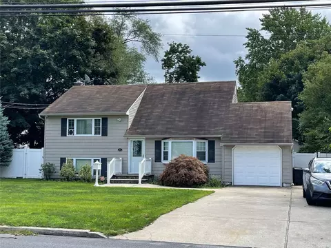 58 Bradley St, Brentwood, NY 11717