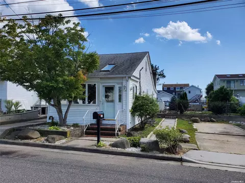 3668 Naomi St, Seaford, NY 11783