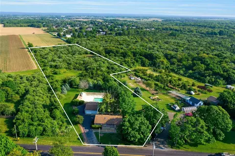 2179 Sound Ave, Calverton, NY 11933