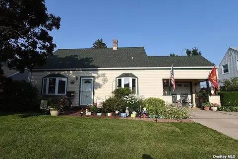 11 Mistletoe Ln, Levittown, NY 11756