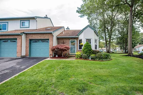 21 Timber Ridge Dr #21, Holtsville, NY 11742
