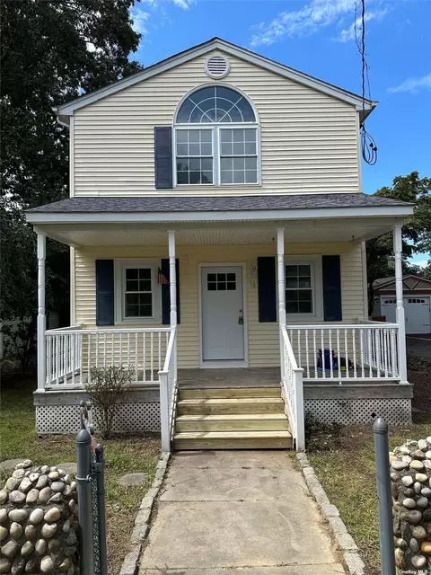 14 Comet Rd, Rocky Point, NY 11778