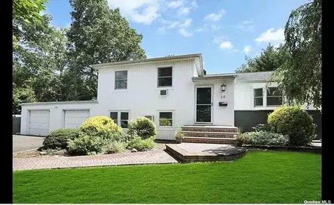 26 Venus Rd, Syosset, NY 11791
