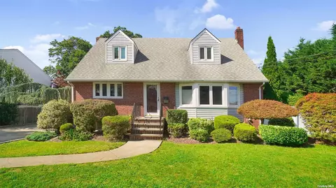 27 Mckinley Ave, Farmingdale, NY 11735