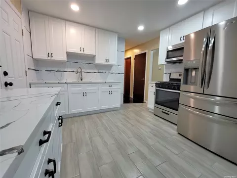 16 Windsor Pkwy, Hempstead, NY 11550