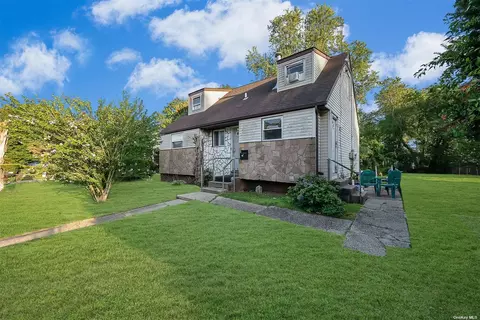 40 Pilgrim Rd, Brentwood, NY 11717