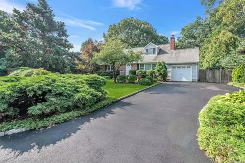 13 Cedar St, Commack, NY 11725