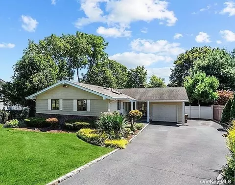 18 Eagle Ln, Hauppauge, NY 11788