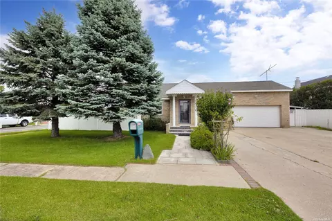 1 Sands Ln, Lindenhurst, NY 11757