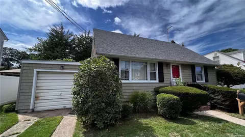 1604 Parkview Ave, Seaford, NY 11783