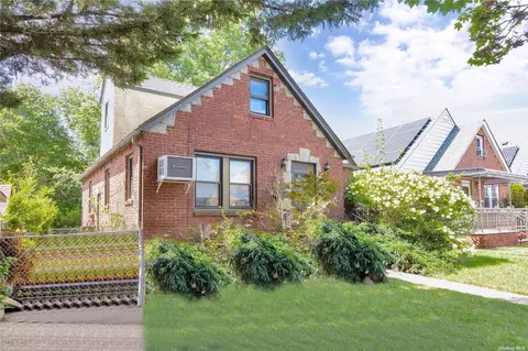 82-60 257th St, Floral Park, NY 11004