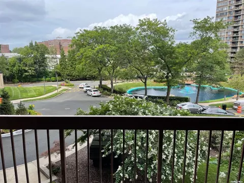 1 Bay Club Dr #3K, Bayside, NY 11360