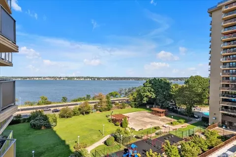 17-85 215th St #6K, Bayside, NY 11360