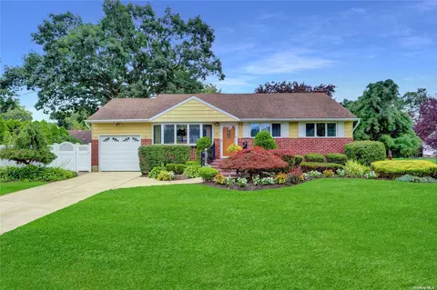 1 Amy Ct, Massapequa, NY 11758
