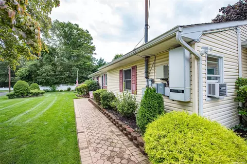 6 Mineola St, Holtsville, NY 11742