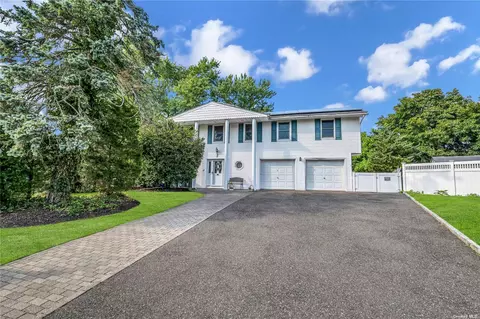 5 Wesleyan Ct, Smithtown, NY 11787