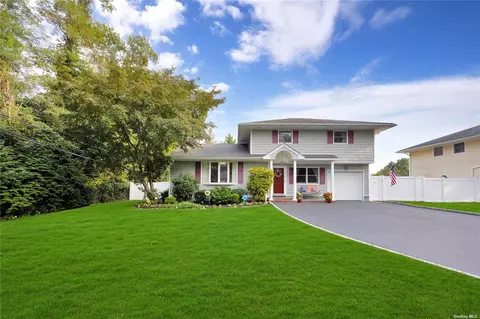 26 Riviera Dr, Smithtown, NY 11787