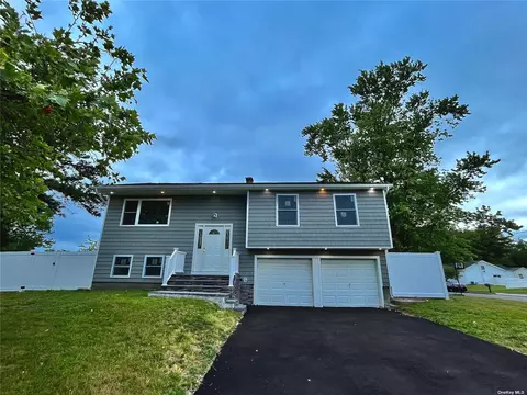 65 Satellite Dr, Islip Terrace, NY 11752