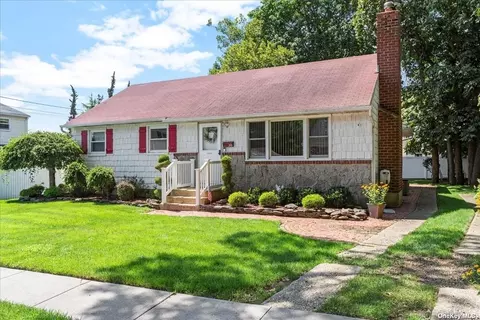 265 8th St, Bethpage, NY 11714