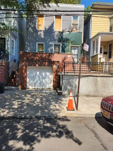 25-30 36th St, Astoria, NY 11103