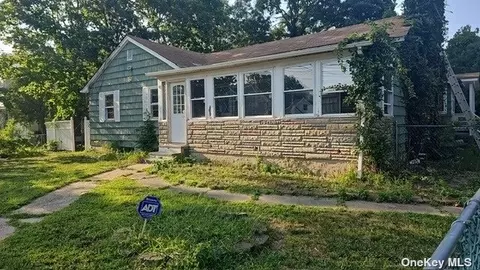 41 Dean St, Islandia, NY 11749