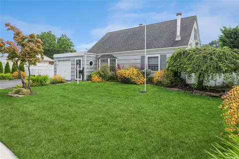 68 Connecticut Ave, Massapequa, NY 11758