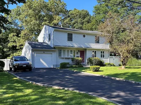 10 Oak Haven Pl, East Northport, NY 11731