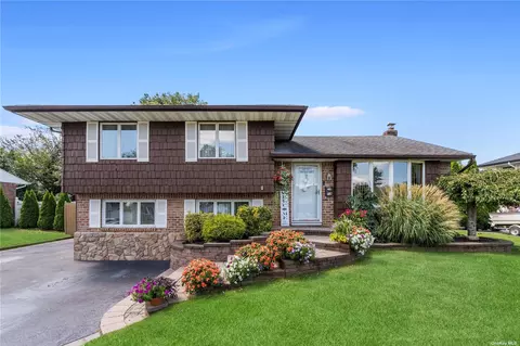 18 Plum Tree Ln, Commack, NY 11725