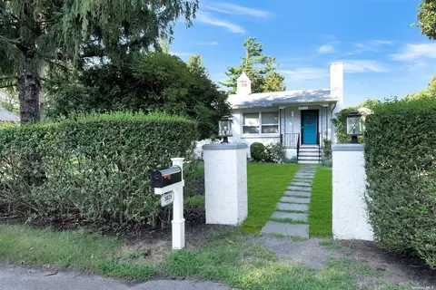 3825 Stars Rd, East Marion, NY 11939