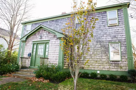325 Wiggins St, Greenport, NY 11944