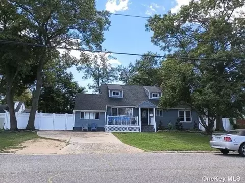 450 Earle St, Central Islip, NY 11722