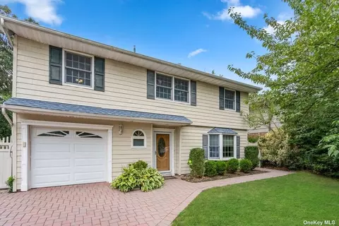 137 Iceland Dr, South Huntington, NY 11746
