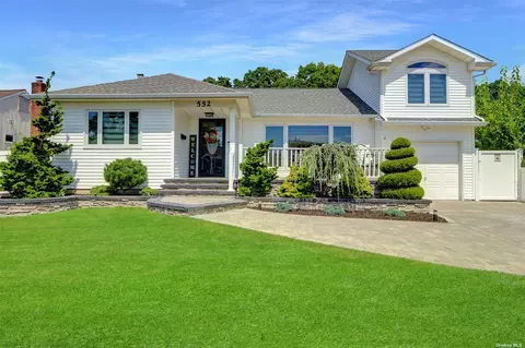 552 N Oak St, Massapequa, NY 11758