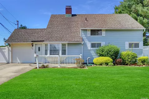 135 W Springtime Ln W, Levittown, NY 11756
