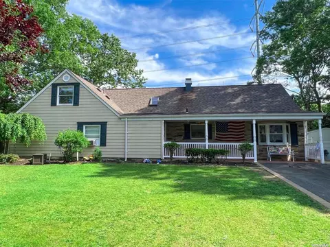 70 Lakeside Dr, Farmingville, NY 11738