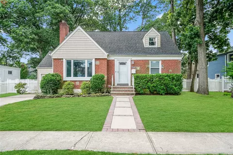 3282 Woodward St, Oceanside, NY 11572