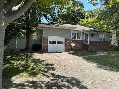 220 S 9th St, Lindenhurst, NY 11757