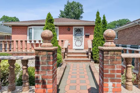 224-39 76th Rd, Oakland Gardens, NY 11364