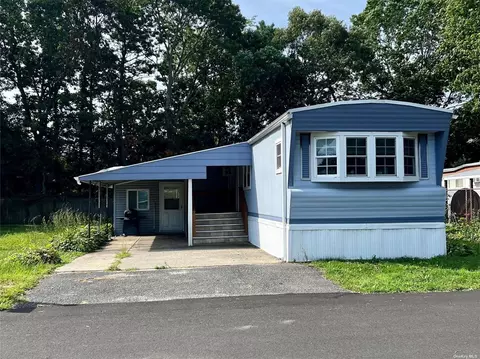 40 Ticonderoga, Bohemia, NY 11716