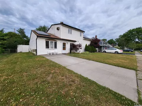 33 Cable Ln, Hicksville, NY 11801