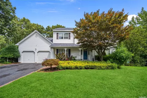 21 Embassy Rd, Selden, NY 11784