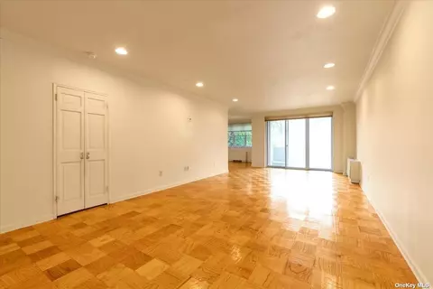 1 Kensington Gate #209, Great Neck, NY 11021