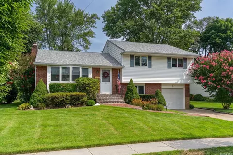 20 Ronald Ln, Syosset, NY 11791