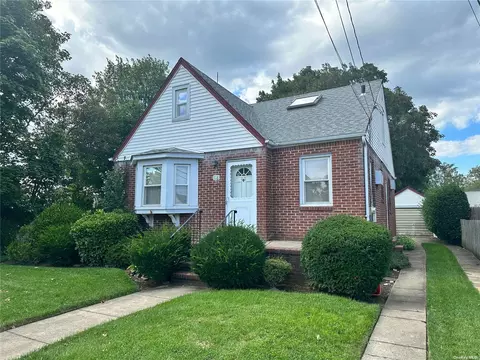 1118 Phoebe St, Franklin Square, NY 11010