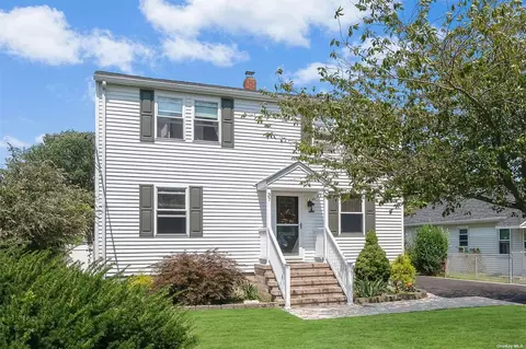 37 Bulger St, Babylon, NY 11702