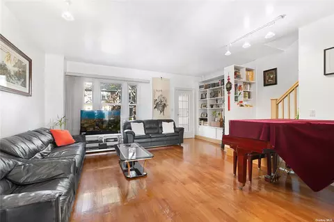 82-76 160th St, Jamaica, NY 11432